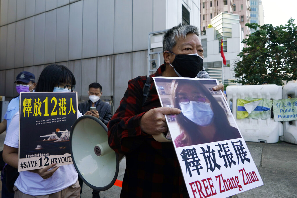 香港活动人士支持释放公民记者张展。